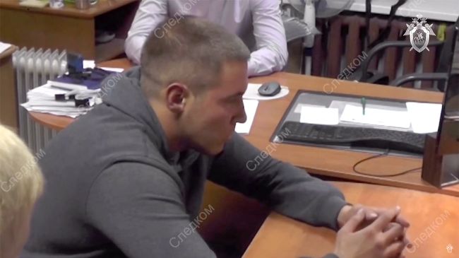 Подозреваемый в убийствах девушек в Петрозаводске на допросе у следователя Подозреваемый в убийствах девушек в Петрозаводске на допросе у следователя