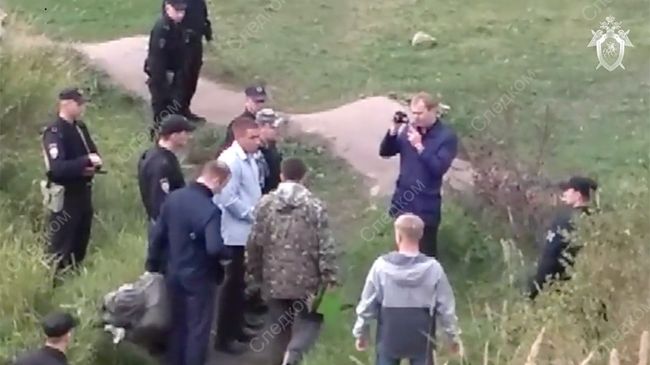 Подозреваемый в убийствах девушек в Петрозаводске на месте происшествия Подозреваемый в убийствах девушек в Петрозаводске на месте происшествия