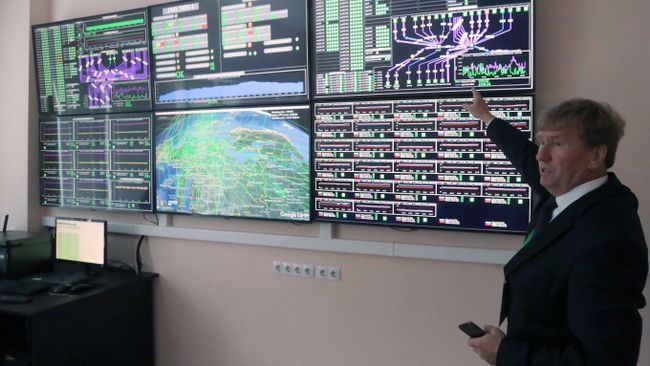 Директор Лаборатории информационных технологий Владимир Кореньков