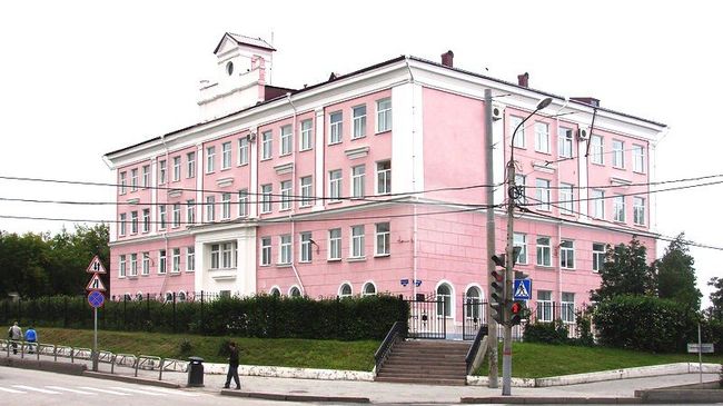 Гимназия № 4 им. братьев Каменских в Перми. Архивное фото Гимназия № 4 им. братьев Каменских в Перми. Архивное фото