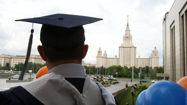 Перед началом торжественной церемонии вручения дипломов выпускникам Высшей школы бизнеса Московского государственного университета имени М.В. Ломоносова