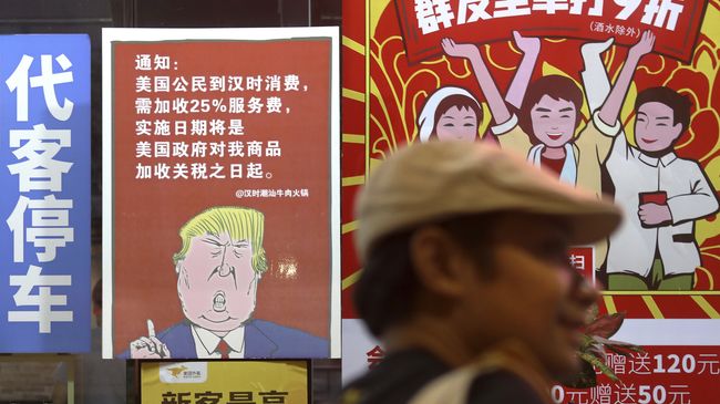 Плакат с изображением президента США Дональда Трампа и сообщением о введении 25% торговых пошлин на товары из Китая в Гуанчжоу Плакат с изображением президента США Дональда Трампа и сообщением о введении 25% торговых пошлин на товары из Китая в Гуанчжоу
