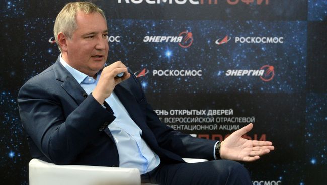 Генеральный директор государственной корпорации Роскосмос Дмитрий Рогозин во время встречи с будущими специалистами ракетно-космической отрасли в Королеве. 22 сентября 2018 Генеральный директор государственной корпорации Роскосмос Дмитрий Рогозин во время встречи с будущими специалистами ракетно-космической отрасли в Королеве. 22 сентября 2018