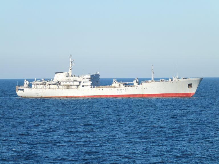 Корабль управления Донбасс ВМС Украины у берегов Крыма