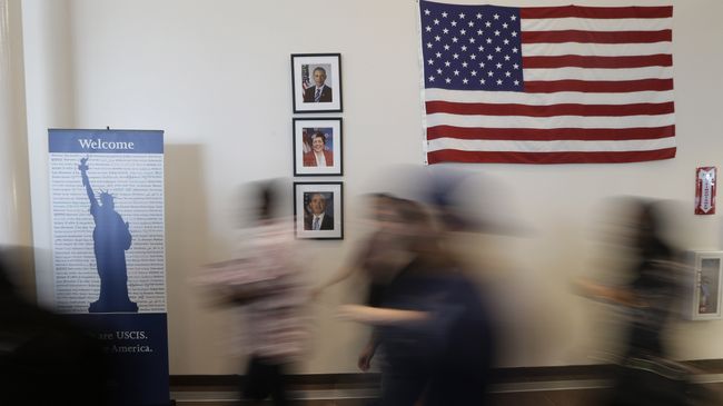 Посетители в офисе службы иммиграции и натурализации в США