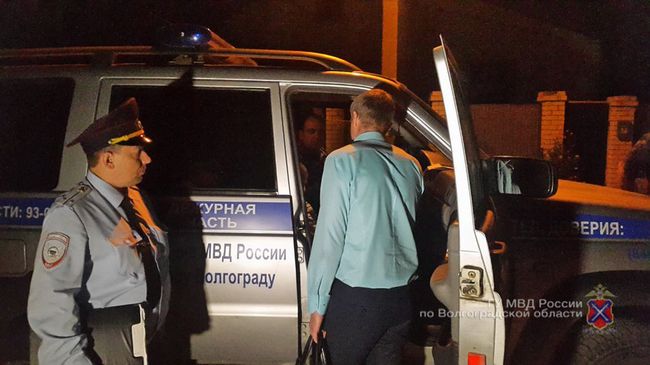 Сотрудники правоохранительных органов Волгоградской области во время спецоперации по освобождению женщины и ее 6-летнего сына Сотрудники правоохранительных органов Волгоградской области во время спецоперации по освобождению женщины и ее 6-летнего сына