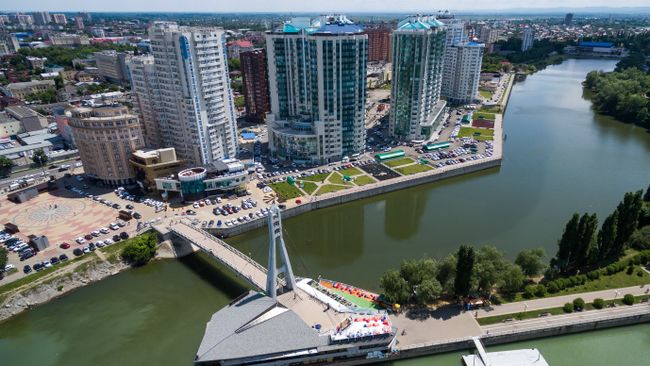 Кубанская набережная и мост Поцелуев в Краснодаре. Архивное фото Кубанская набережная и мост Поцелуев в Краснодаре. Архивное фото