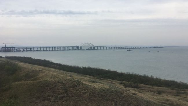 Корабли ВМС Украины во время прохождения под арками Крымского моста Корабли ВМС Украины во время прохождения под арками Крымского моста