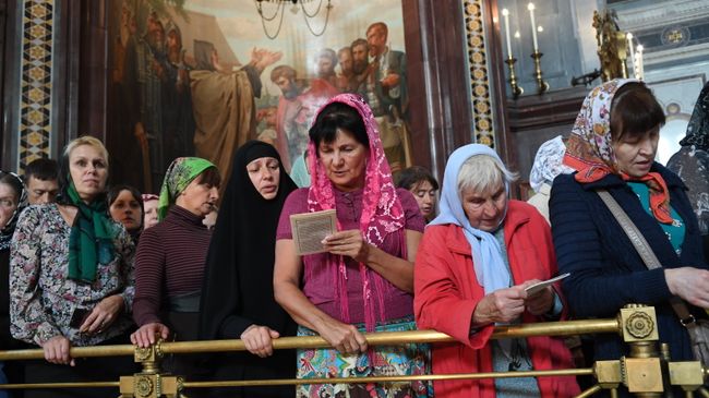 Очередь прихожан в храме , где находятся мощи святителя Спиридона Тримифунтского