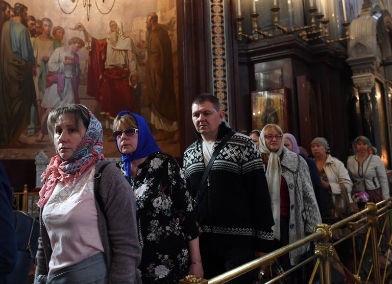 Очередь прихожан в Храме Христа Спасителя, где находятся мощи святителя Спиридона Тримифунтского, доставленные в Россию с греческого острова Корфу Очередь прихожан в Храме Христа Спасителя, где находятся мощи святителя Спиридона Тримифунтского, доставленные в Россию с греческого острова Корфу