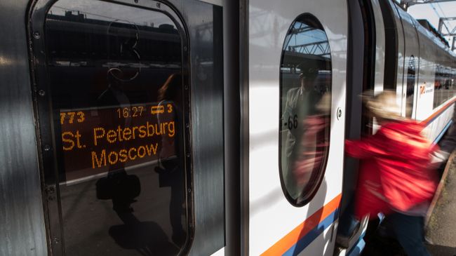 Пассажирка на платформе Московского вокзала в Санкт-Петербурге Пассажирка на платформе Московского вокзала в Санкт-Петербурге