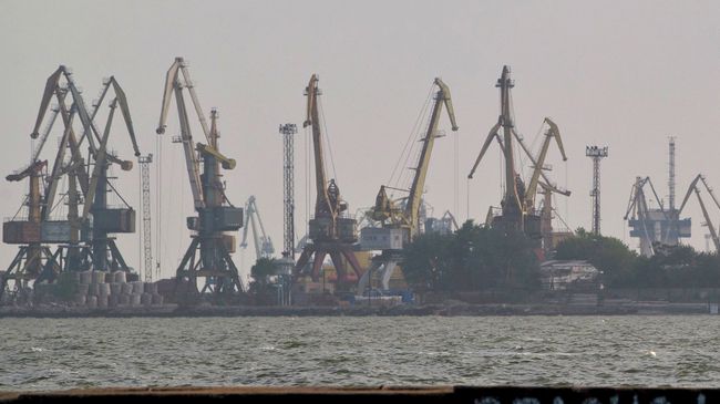 Мариуполь вид на порт с Азовского моря. Архивное фото Мариуполь вид на порт с Азовского моря. Архивное фото