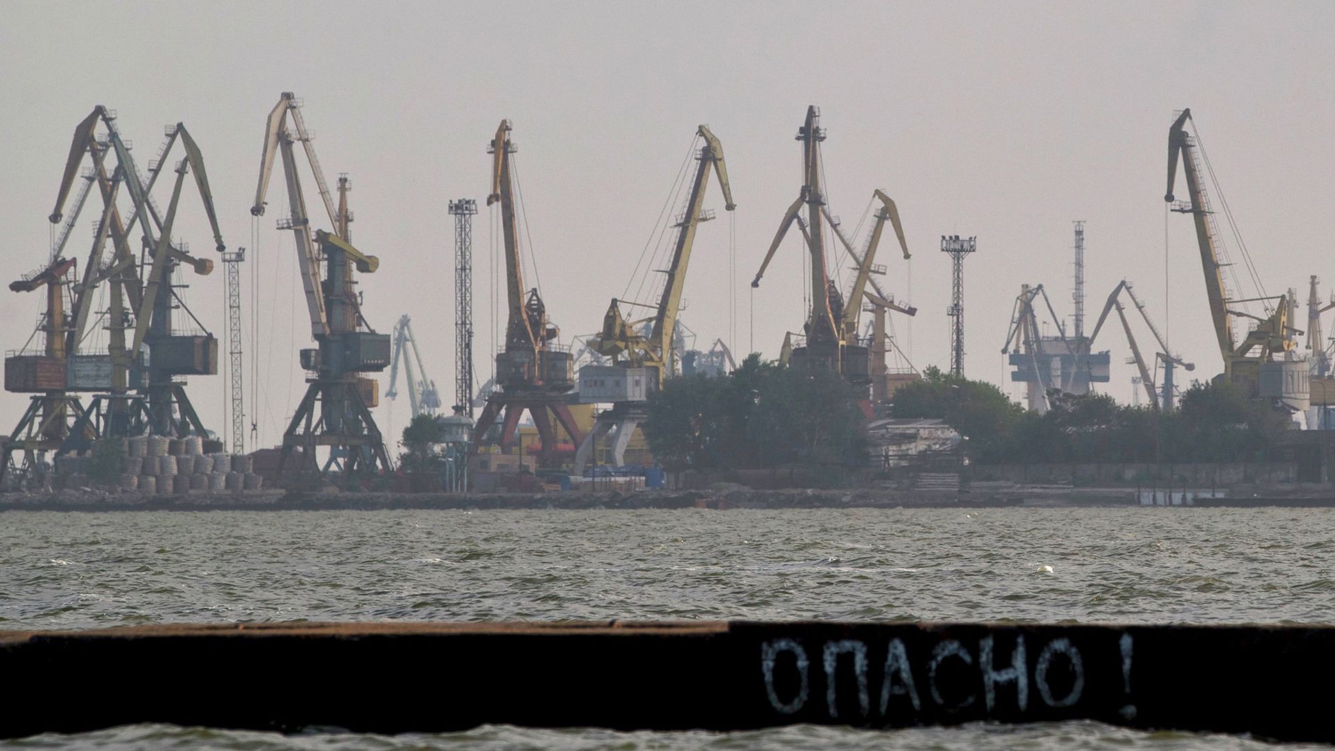 Мариуполь. Вид на порт с Азовского моря. Архивное фото Мариуполь. Вид на порт с Азовского моря. Архивное фото - РИА Новости, 1920, 01.01.2022