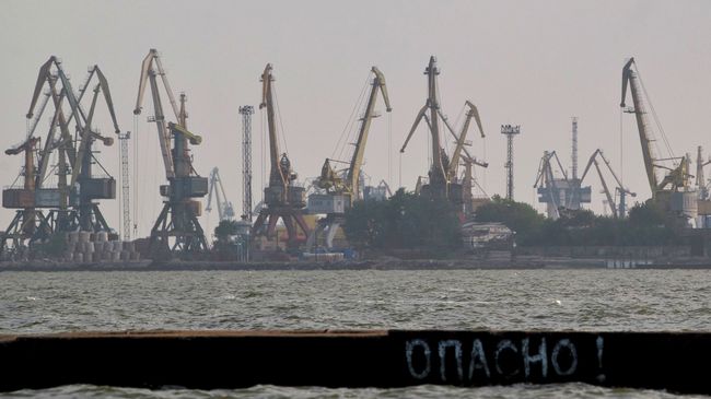 Мариуполь вид на порт с Азовского моря. Архивное фото Мариуполь вид на порт с Азовского моря. Архивное фото