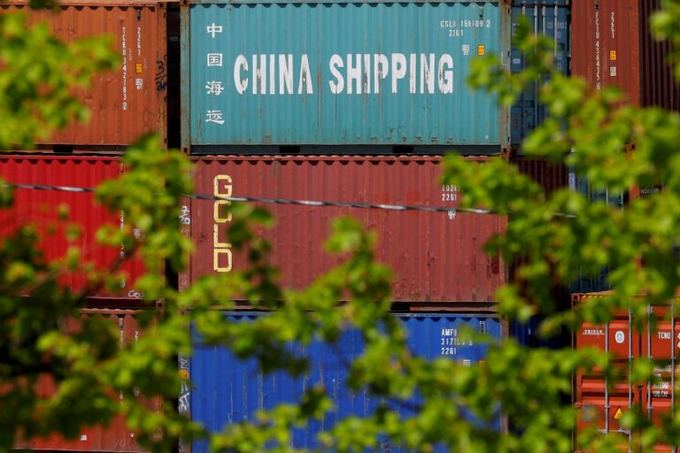 Контейнер c товарами из Китая в порту Бостона, США 