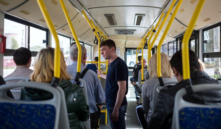 Пассажиры в автобусе
