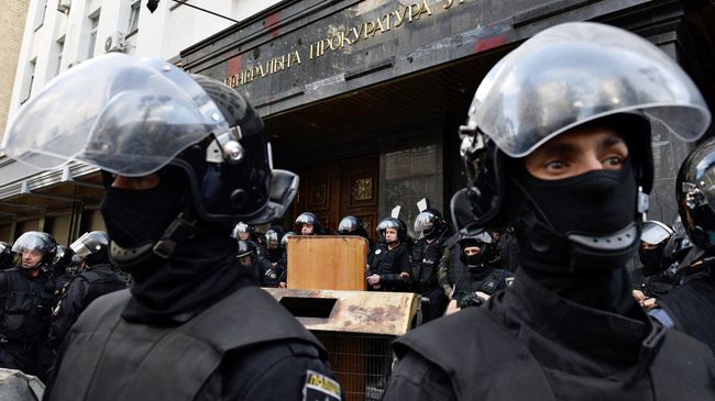 Сотрудники полиции у здания генеральной прокуратуры Украины во время акции протеста. Архивное фото Сотрудники полиции у здания генеральной прокуратуры Украины во время акции протеста. Архивное фото