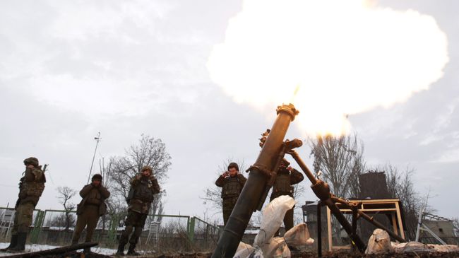 Украинские военные во время стрельбы из миномета. Архивное фото Украинские военные во время стрельбы из миномета. Архивное фото