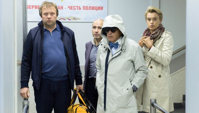 Супруга главного редактора издания Московский комсомолец Павла Гусева Евгения Ефимова и адвокат Александр Добровинский после допроса в УВД по ЦАО по делу о краже. 24 сентября 2018 Супруга главного редактора издания Московский комсомолец Павла Гусева Евгения Ефимова и адвокат Александр Добровинский после допроса в УВД по ЦАО по делу о краже. 24 сентября 2018