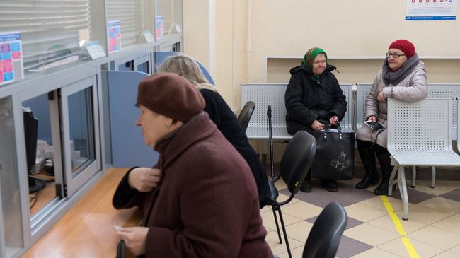 Посетители клиентской службы Главного управления Пенсионного Фонда РФ № 7 по г. Москве и Московской области управления № 3. Архивное фото Посетители клиентской службы Главного управления Пенсионного Фонда РФ № 7 по г. Москве и Московской области управления № 3. Архивное фото