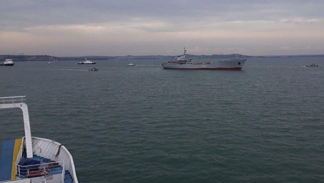 Корабли ВМС Украины после прохождения под арками Крымского моста Корабли ВМС Украины после прохождения под арками Крымского моста