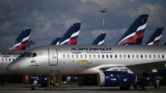 Sukhoi Superjet 100 на стоянке самолетов в аэропорту Шереметьево в Москве. Архивное фото