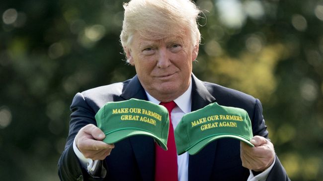 Президент США Дональд Трамп демонстрирует кепки с надписью Сделаем наших фермеров снова великими. Вашингтон, США Президент США Дональд Трамп демонстрирует кепки с надписью Сделаем наших фермеров снова великими. Вашингтон, США