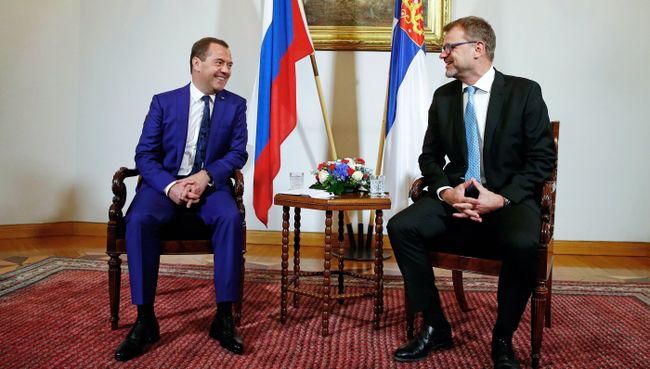 Председатель правительства РФ Дмитрий Медведев и премьер-министр Финляндии Юха Сипиля во время беседы в Доме приемов правительства Финляндии. 26 сентября 2018 Председатель правительства РФ Дмитрий Медведев и премьер-министр Финляндии Юха Сипиля во время беседы в Доме приемов правительства Финляндии. 26 сентября 2018
