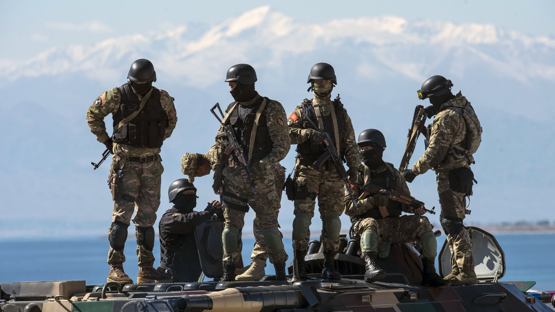 Военнослужащие во время учений Иссык-Куль Антитеррор-2018 в Киргизии Военнослужащие во время учений Иссык-Куль Антитеррор-2018 в Киргизии - РИА Новости, 1920, 12.10.2022