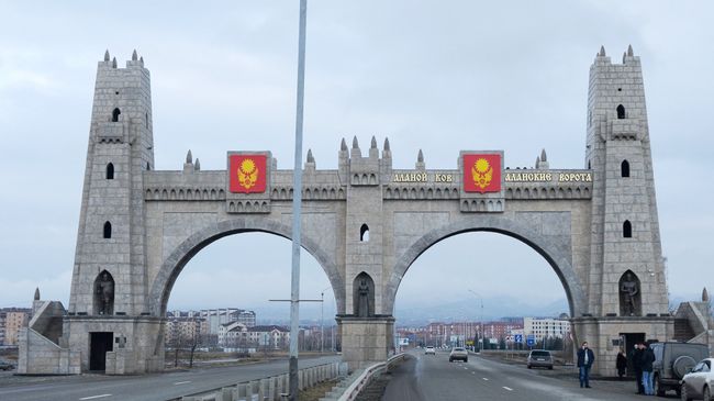 Арка Аланские ворота при въезде в город Магас. Архивное фото Арка Аланские ворота при въезде в город Магас. Архивное фото