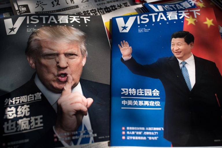 Портреты президента США Дональда Трампа и председателя КНР Си Цзиньпина на обложках журналов в Пекине, Китай