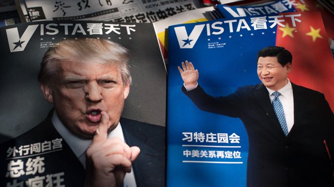 Потртреты президента США Дональда Трампа и председателя КНР Си Цзиньпиня на обложках журналов в Пекине, Китай Потртреты президента США Дональда Трампа и председателя КНР Си Цзиньпиня на обложках журналов в Пекине, Китай