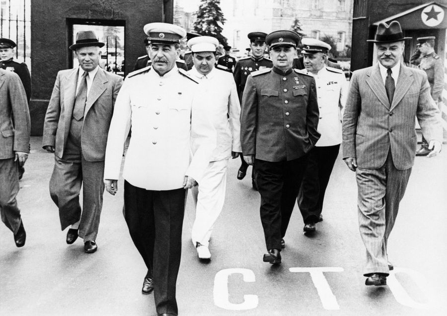 Никита Хрущев, Иосиф Сталин, Георгий Маленков, Лаврентий Берия, Вячеслав Молотов (слева направо) направляются на Красную площадь Никита Хрущев, Иосиф Сталин, Георгий Маленков, Лаврентий Берия, Вячеслав Молотов (слева направо) направляются на Красную площадь
