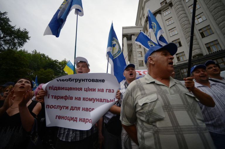 Участники всеукраинского марша протеста против повышения цен на газ и роста коммунальных тарифов