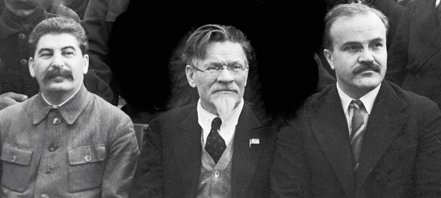 Иосиф Сталин, Михаил Калинин и Вячеслав Молотов на VII съезде Советов СССР в декабре 1919 года Иосиф Сталин, Михаил Калинин и Вячеслав Молотов на VII съезде Советов СССР в декабре 1919 года