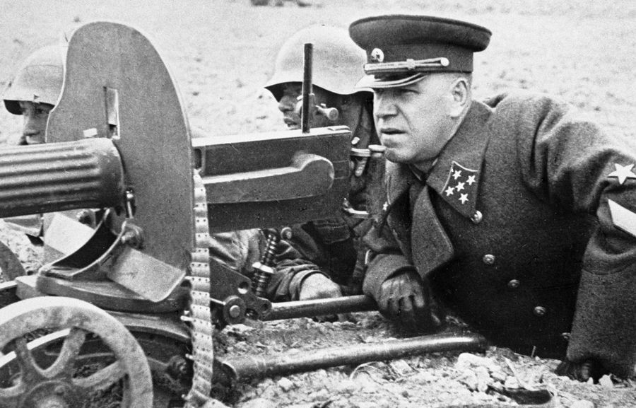 Генерал армии Георгий Жуков на полевых учениях Генерал армии Георгий Жуков на полевых учениях
