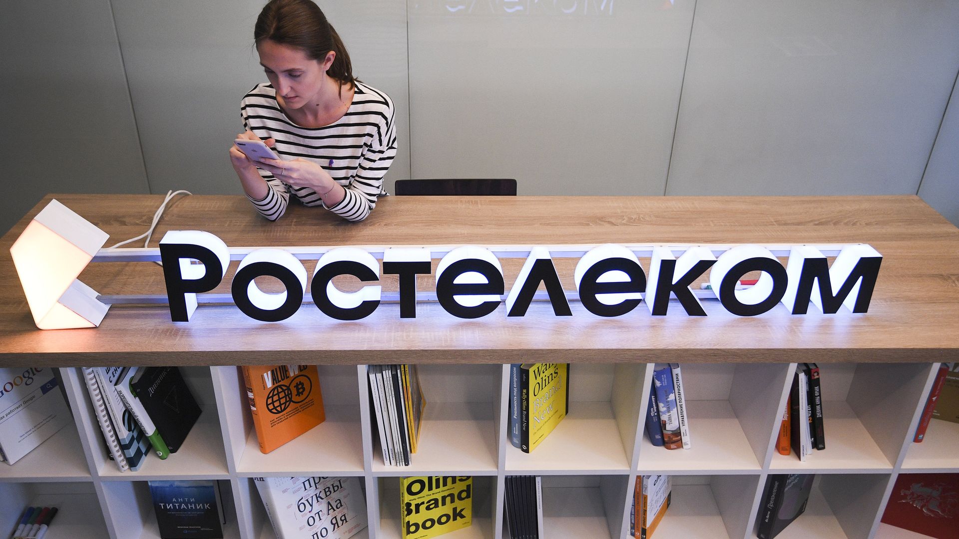 Девушка в офисе компании Ростелеком на улице Гончарная в Москве Девушка в офисе компании Ростелеком на улице Гончарная в Москве - РИА Новости, 1920, 06.10.2022