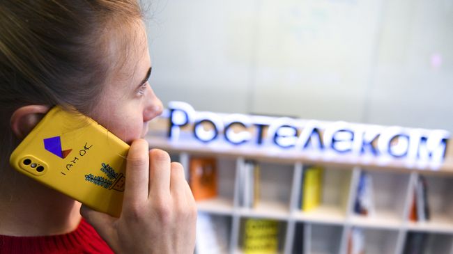Сотрудница в офисе компании Ростелеком Сотрудница в офисе компании Ростелеком