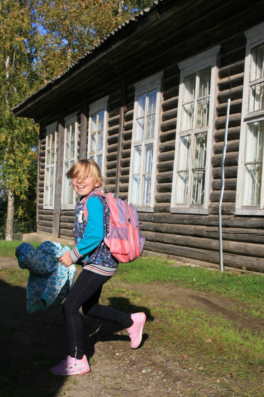На школьных окнах резные наличники На школьных окнах резные наличники