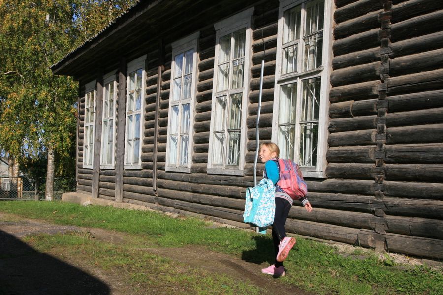 На школьных окнах резные наличники На школьных окнах резные наличники