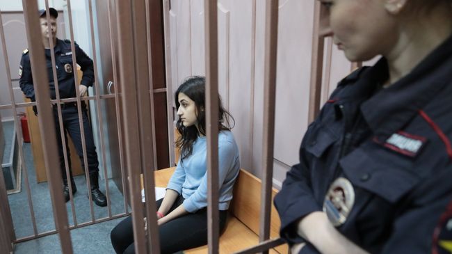 Одна из сестер Хачатурян в зале Басманного суда Москвы. Архивное фото