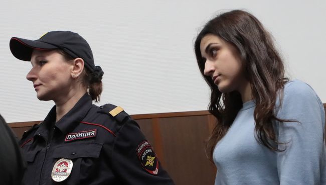 Одна из сестер Хачатурян в зале Басманного суда Москвы. 27 сентября 2018 Одна из сестер Хачатурян в зале Басманного суда Москвы. 27 сентября 2018