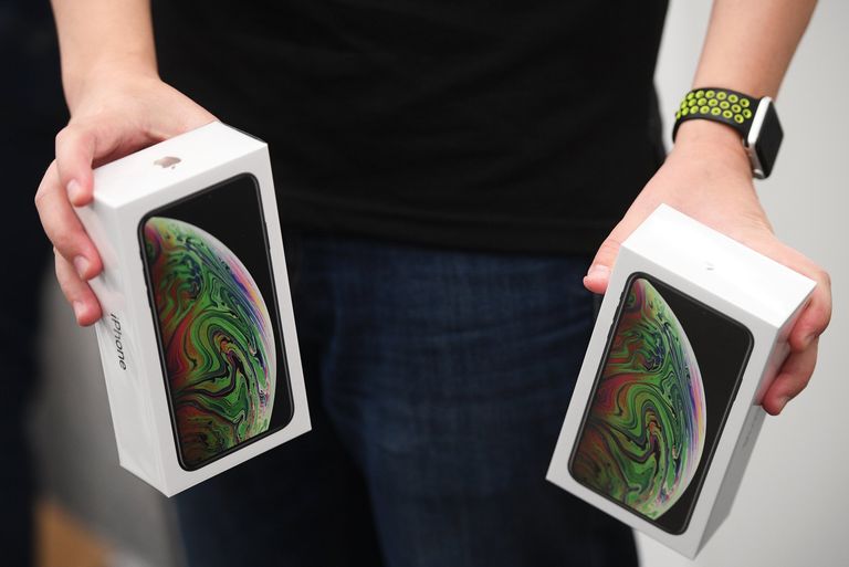 Коробки с телефонами iPhone XS и iPhone XS Max в магазине re:Store на Тверской улице в Москве. 28 сентября 2018 Коробки с телефонами iPhone XS и iPhone XS Max в магазине re:Store на Тверской улице в Москве. 28 сентября 2018