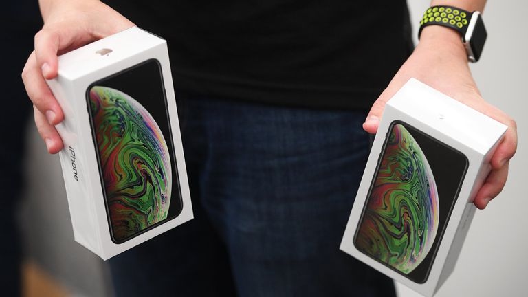 Коробки с телефонами iPhone XS и iPhone XS Max в магазине re:Store на Тверской улице в Москве. 28 сентября 2018 Коробки с телефонами iPhone XS и iPhone XS Max в магазине re:Store на Тверской улице в Москве. 28 сентября 2018