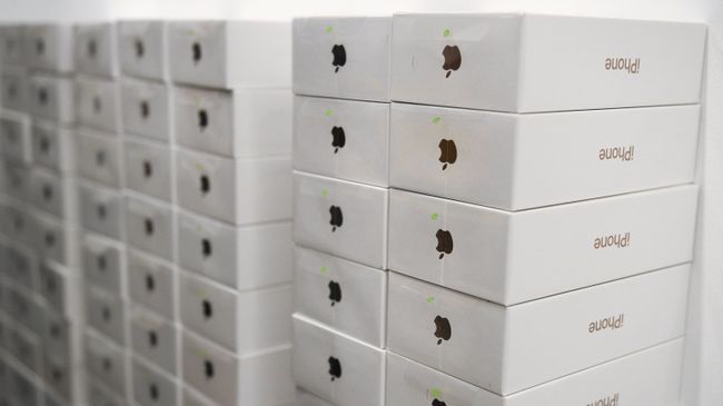 Коробки с телефонами iPhone XS и iPhone XS Max в магазине re:Store на Тверской улице в Москве. 28 сентября 2018 Коробки с телефонами iPhone XS и iPhone XS Max в магазине re:Store на Тверской улице в Москве. 28 сентября 2018