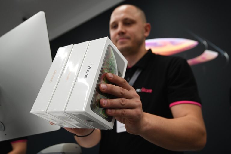 Коробки с телефонами iPhone XS и iPhone XS Max в магазине re:Store на Тверской улице в Москве. 28 сентября 2018 Коробки с телефонами iPhone XS и iPhone XS Max в магазине re:Store на Тверской улице в Москве. 28 сентября 2018