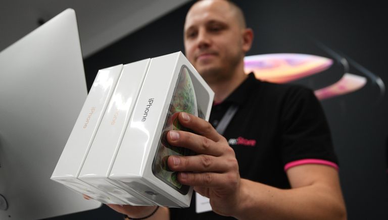 Коробки с телефонами iPhone XS и iPhone XS Max в магазине re:Store на Тверской улице в Москве. 28 сентября 2018 Коробки с телефонами iPhone XS и iPhone XS Max в магазине re:Store на Тверской улице в Москве. 28 сентября 2018