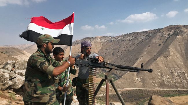 Сирийские военные установили государственный флаг на юго-западе провинции Дераа на границе с Иорданией. Архивное фото Сирийские военные установили государственный флаг на юго-западе провинции Дераа на границе с Иорданией. Архивное фото