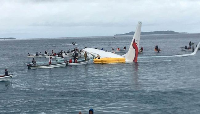 Пассажирский Boeing 737-800 авиакомпании Air Niugini после аварийной посадки на воду в Микронезии. 28 сентября 2018 Пассажирский Boeing 737-800 авиакомпании Air Niugini после аварийной посадки на воду в Микронезии. 28 сентября 2018