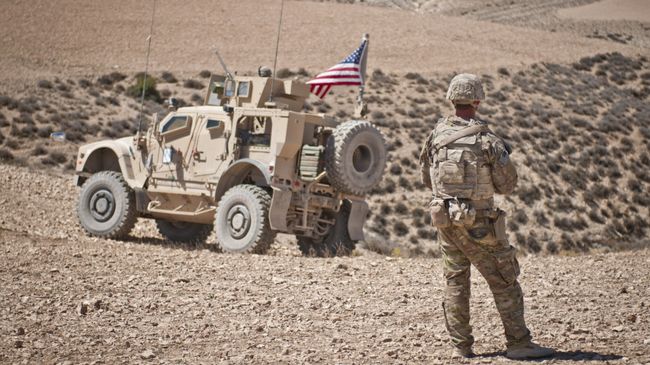 Американские военнослужащие в районе населенного пункта Манбидж, Сирия Американские военнослужащие в районе населенного пункта Манбидж, Сирия